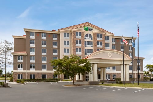 Welcome to the Holiday Inn Express & Suites located in Ft Meyers