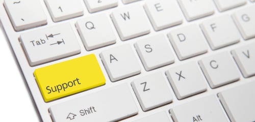 Ausschnitt einer Computer Tastatur mit gelb hervorgehobener Support Taste