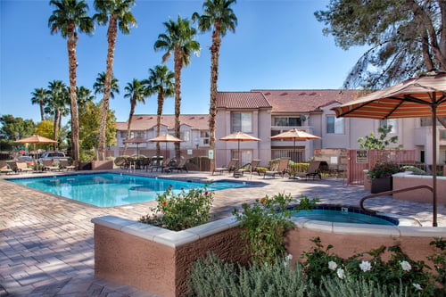 Crystal Cove Apartments - Swimming Pool