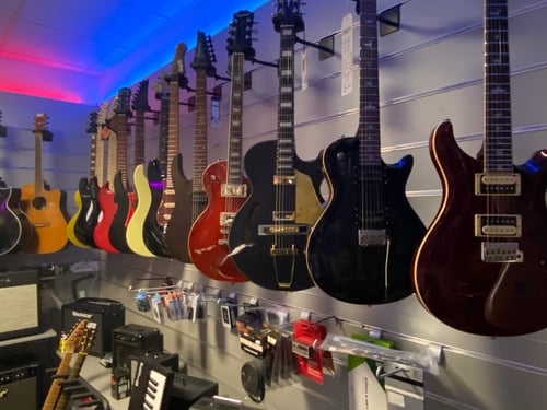 Le migliori marche di chitarre elettriche, acustiche e classiche: FENDER, GIBSON, IBANEZ, SIGMA, ALHAMBRA, PEREZ