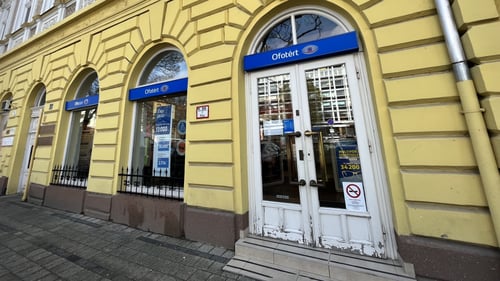 Ofotért üzlet homlokzata Szolnokon, a Baross utca 2. számnál.