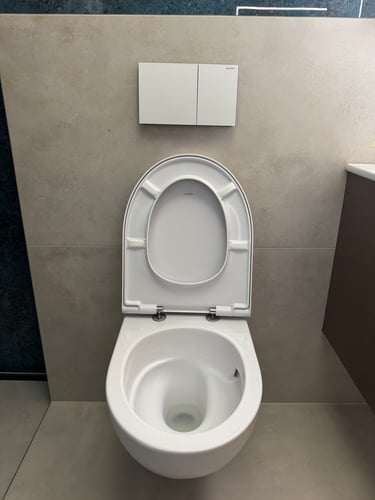 WC bouché ou évacuation difficile ? SM Débouchage rétablit un écoulement normal rapidement.