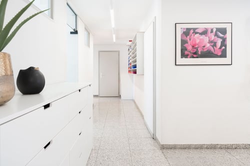 Les espaces de circulation de la clinique dentaire Ardentis Sion Duroux sont lumineux, modernes et pensés pour offrir un parcours agréable à chaque patient