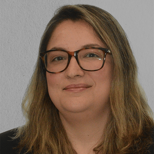 Headshot of Thais Garcia