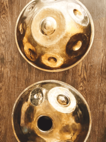 Die Vorderseite und die Rückseite einer Extended Scales Handpan. Diese Handpan kaufen und ausprobieren im Handpan Showroom Salzburg