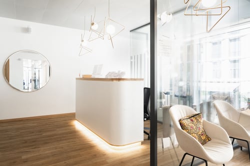 Accueil de la clinique dentaire Ardentis Morges Gare, un espace moderne et lumineux où notre équipe accompagne chaque patient avec professionnalisme et bienveillance.