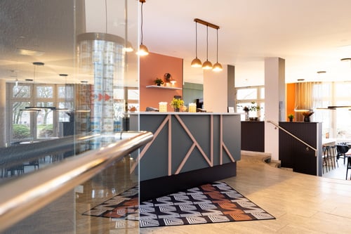 Modern reception with a bright and welcoming atmosphere.