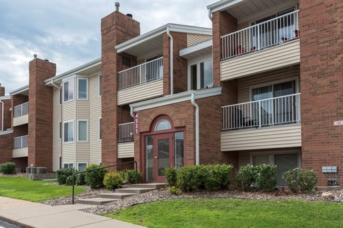 Elegant Exterior View at Cinnamon Ridge Apartments in Eagan, MN