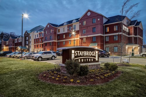 Enjoy free parking near Washington DC  & Reagan National Airport