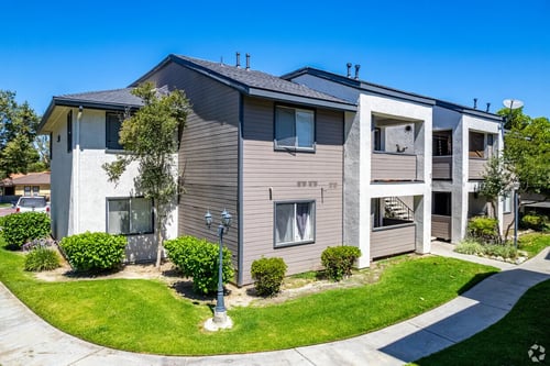 Building Exterior at Lincoln Park Apartments in Corona, CA 92882