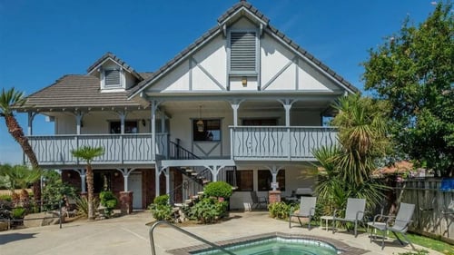 pool deck and sun lounges at Oxford park apartments in Fresno, CA
