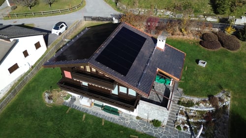 I moduli AIKO sono tra i più avanzati nel panorama delle soluzioni fotovoltaiche, caratterizzati da un'alta efficienza e prestazioni ottimali anche in condizioni di bassa luminosità.