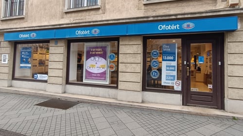 Ofotért üzlet homlokzata Győrben, a Baross Gábor úton, utcai bejárattal és kirakattal.