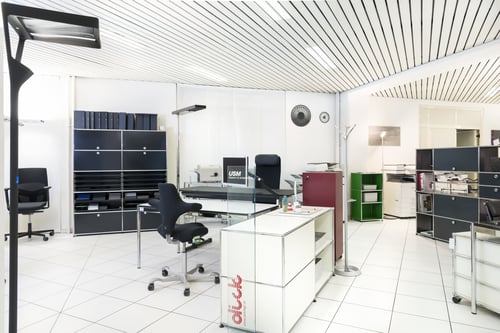 Mobili e scrivanie USM Haller. Sedia HAG Capisco. Sedia VITRA Pacific Chair L. Lampada Tobias Grau. Lampada Belux. Caddy Lista Office - Dick & Figli Ticino