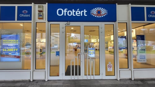 Ofotért üzlet bejárata Budapesten, az Árpád út 112. szám alatt.