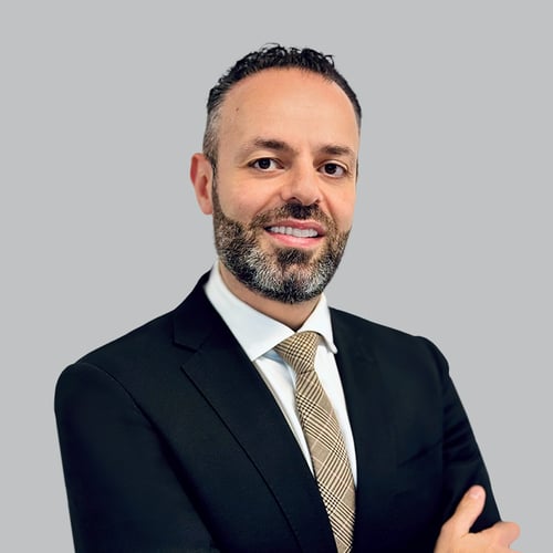 Headshot of Mark Yunayev, a wealth advisor at Chase