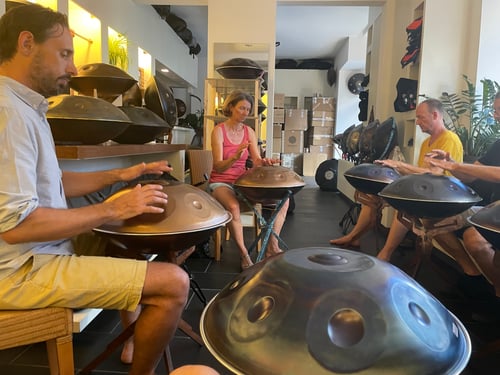 Ein Handpan Workshop mit mehreren Teilnhmern. Handpan Workshop und Kurse im Handpan Showroom Mannheim (Maxdorf)