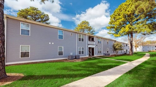 Building exterior at Cedar Run Apartments in East Memphis, TN