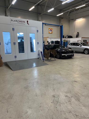 Bei Glanzwerk in Strobl steht Ihr Fahrzeug im Mittelpunkt. Wir bringen Karosserie, Lack und Technik wieder in Bestform – zuverlässig, schnell und fachmännisch.