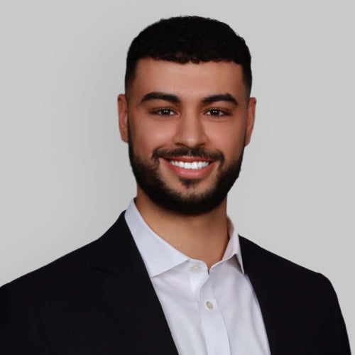 Headshot of Adam Naanaa, a wealth advisor at Chase