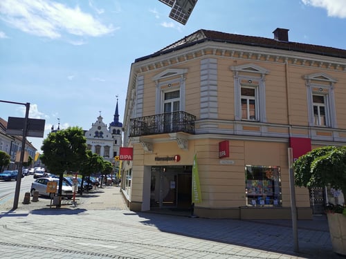 Hansaton Hörkompetenz-Zentrum Florianiplatz 20, Gleisdorf von der gegenüberliegenden Straßenseite kommend