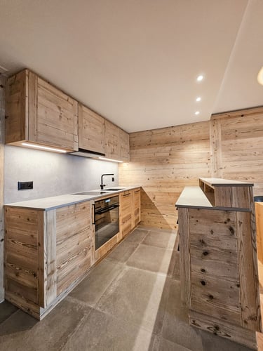Cuisine sur mesure en bois rénovation appartement