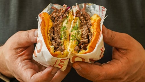 Delicious double smash burger stacked with cheese and fresh toppings. Double smash burger garni de fromage et de garnitures fraîches. Delicious burgers in Verdun in Montreal. 😋