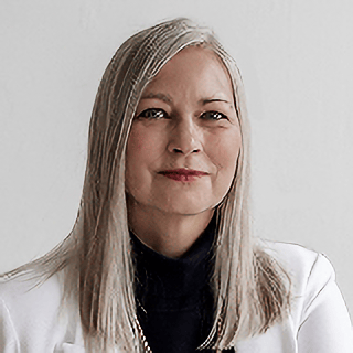 Headshot of Julia McNaughton