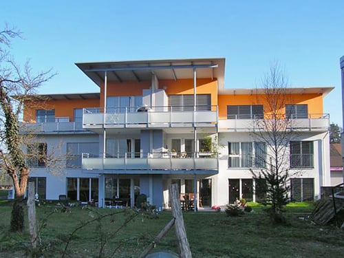 Mehrfamilienhaus mit Kunststoff-Fenster
