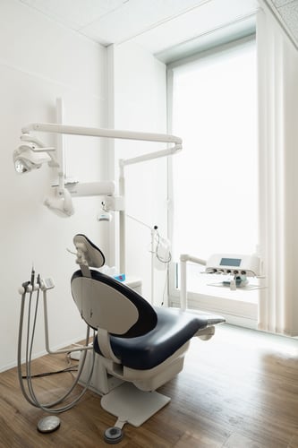 Salle de traitement de la clinique Ardentis Lausanne Chauderon, alliant technologie dentaire moderne et confort des patients.