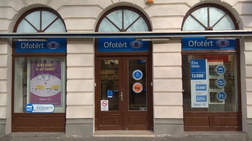 Ofotért üzlet bejárata Egerben, az Érsek utca 2. számnál.