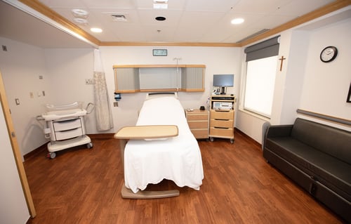 An alternate view of the labor and delivery room.