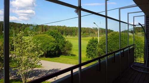 Pajulan lasitetulta terassilta on näkymät vehreään luontoon.