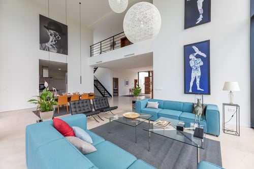 Energetic Architectural Feng Shui verbindet Architektur, Licht und Raumfluss zu harmonischem Wohnen. Große Fenster, klare Linien und natürliche Materialien schaffen Balance, Ruhe und Energie – für ein Zuhause, das sich spürbar gut anfühlt.