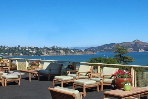 Outdoor sun lounge area at Alta Mira Recovery with comfortable loungers and peaceful surroundings.