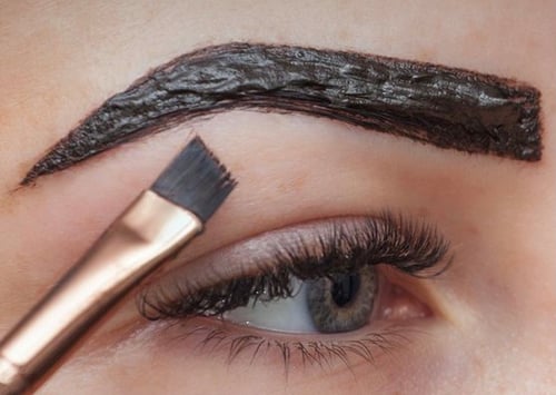 Brauen & Wimpern färben für den perfekten Augenblick