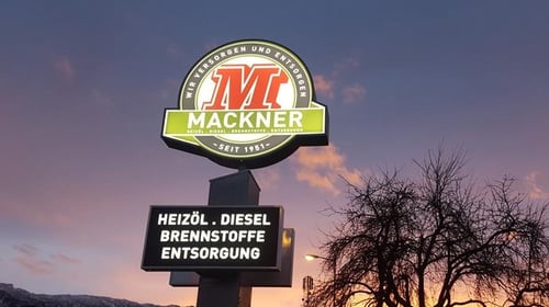 MACKNER – IHR PARTNER FÜR BRENNSTOFFE und Abfallentsorgung IN SALZBURG
Wir sind Ihr zuverlässiger Partner für Heizöle, Diesel, Pellets, Brennstoffe und Abfallentsorgung!
 

Unser Familienbetrieb wurde im Jahr 1951 gegründet. Zu Beginn haben wir uns auf den Kohle- und Holzhandel in Wals-Siezenheim spezialisiert. Im Jahre 1966 haben wir zusätzlich den Handel mit Heizöl und Diesel aufgenommen. Aus dem Einzelhandelsunternehmen hat sich 1983 eine GmbH entwickelt. Noch im selben Jahr übernahmen wir zusätzlich die Abfallentsorgung in unserer Gemeinde Wals-Siezenheim und kurz darauf auch in der Gemeinde Großgmain.
