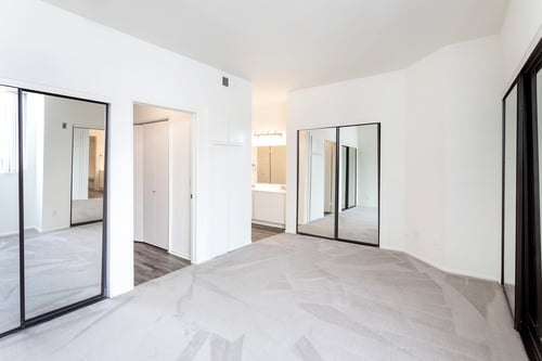 Spacious Room at White Oak Gardens Apartments in Encino, CA