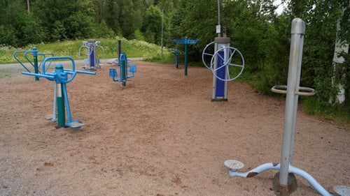 Ikurin Virelän ulkokuntosalin laitteet.