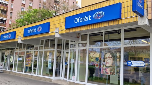 Ofotért üzlet kirakata Pécsen, a Nagy Lajos király útja 10. címen.
