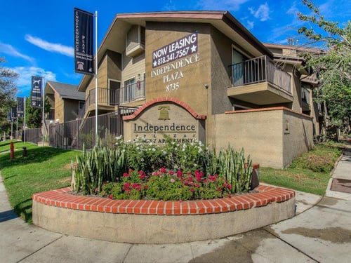 Apartment Community in Canoga Park at Independence Plaza Apartments