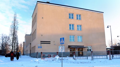 Nekalan kulttuurikeskus ulkoapäin ja kirjaston sisäänkäynti rakennuksen ulkoseinässä.