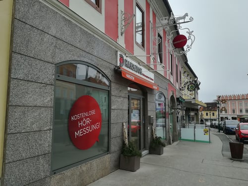 Hansaton Hörkompetenz-Zentrum Kirchenplatz 6, Horn von links kommend