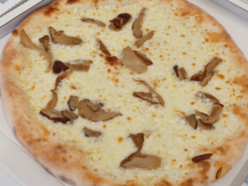 Saporita appena sfornata da terminare con crudo rucola e cherry
