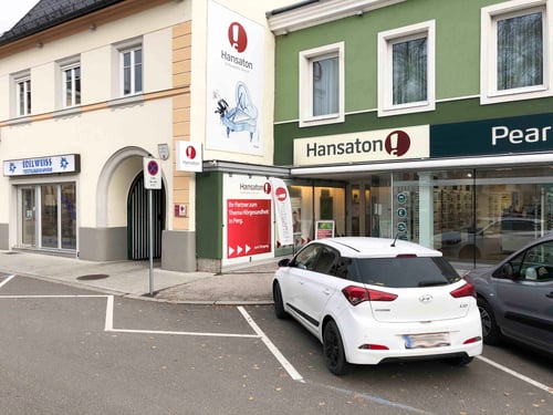 Hansaton Hörkompetenz-Zentrum Hauptplatz 10, Perg von der gegenüberliegenden Straßenseite kommend