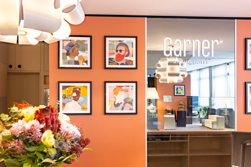 A warm welcome to the reception at Garner Hotel Osnabrück!