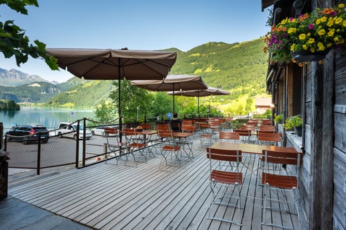 Hotel & Restaurant Kaiserstuhl am Lungernsee, Obwalden – sonnige Terrasse mit direktem Seeblick und gemütlichen Sitzplätzen für entspannte Stunden am Wasser.