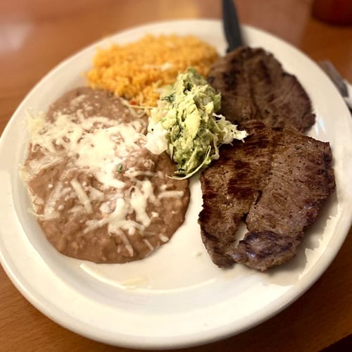 Mi Mexico Lindo - Carne asada con arroz y frijoles