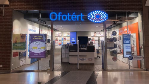 Ofotért üzlet bejárata Budapesten, a Corvin Plázában, üvegportálos homlokzattal és kivilágított belső térrel.