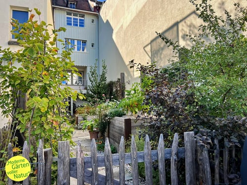 Bau von Gärten mit viel Natur in Hinterhöfen und Vorgärten mit Hochbeeten, Holzdecks und Kieswegen von Moor-Nebel Gärten.